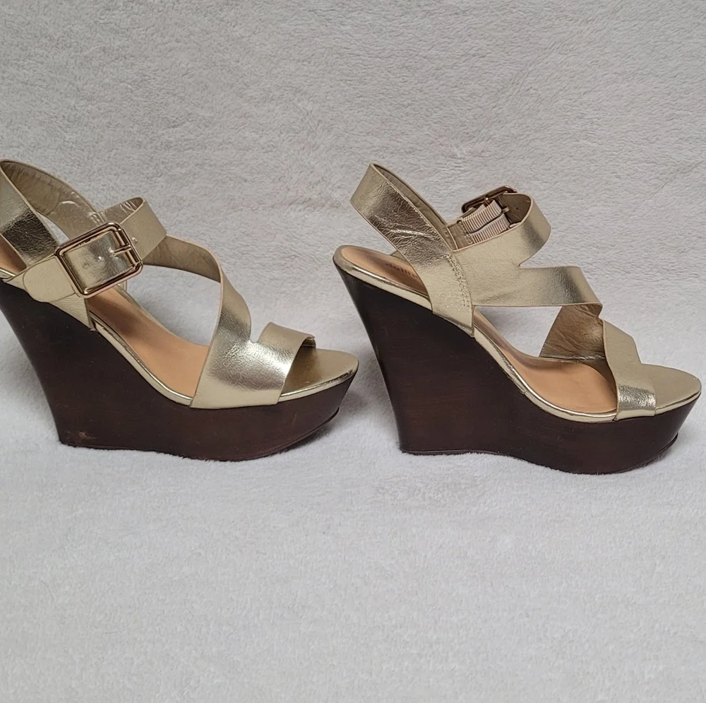 Lulus Dollhouse No Glitz No Glory Gold Wedge Sandals Vegan Leather Peep Toe 8.5
